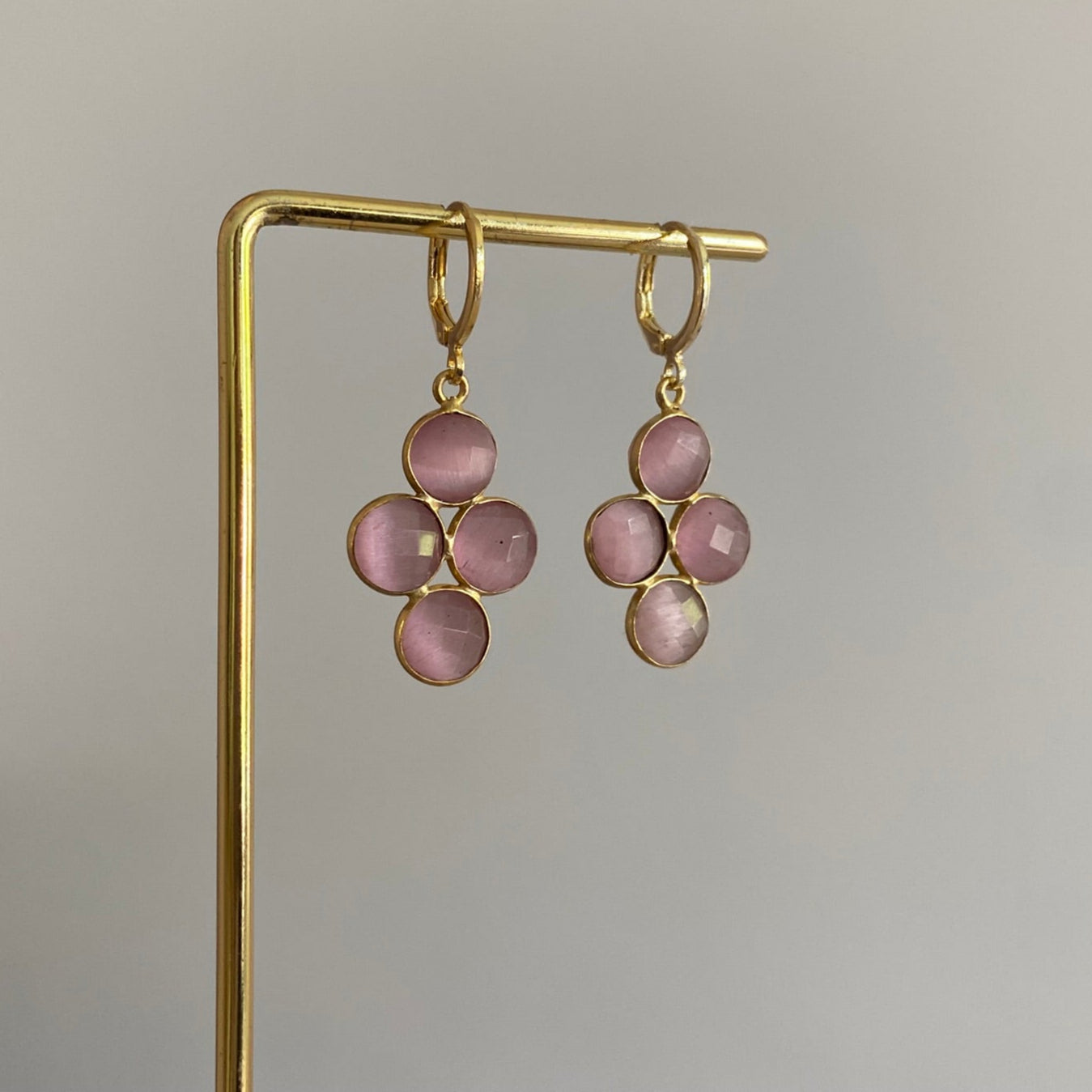 Evi oorbellen met zachtroze hoofdsteen en vier kleine steentjes, 14k verguld