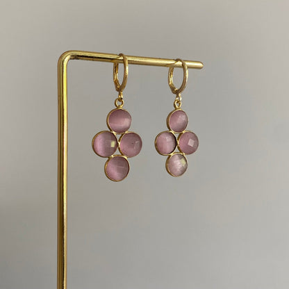 Evi oorbellen met zachtroze hoofdsteen en vier kleine steentjes, 14k verguld