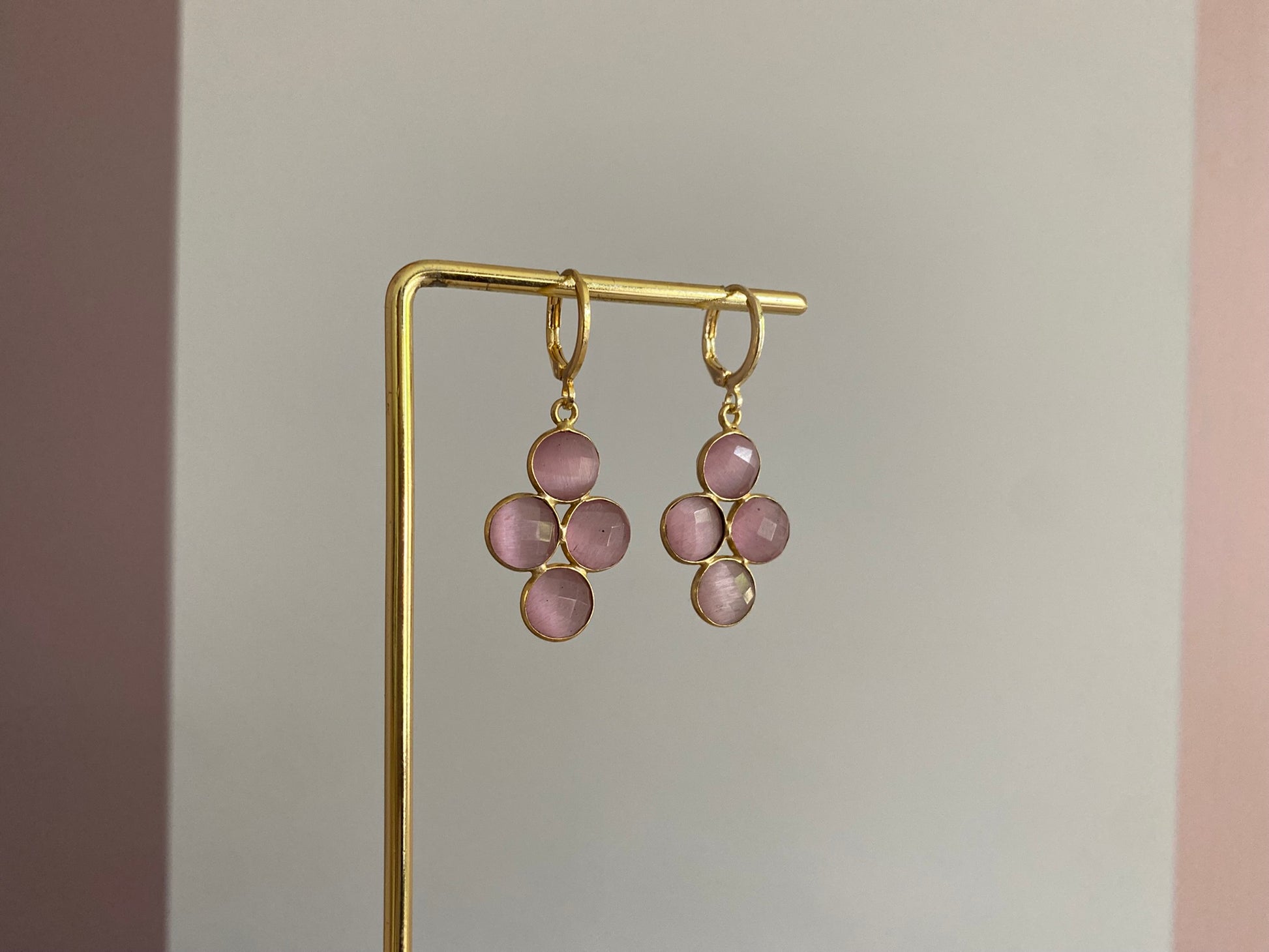 Evi oorbellen met zachtroze hoofdsteen en vier kleine steentjes, 14k verguld