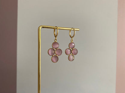 Evi oorbellen met zachtroze hoofdsteen en vier kleine steentjes, 14k verguld