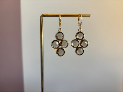 Kleine gouden oorbellen met een ronde taupekleurige steen die verdeeld is in vier gelijke vlakken