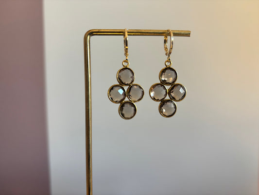 Kleine gouden oorbellen met een ronde taupekleurige steen die verdeeld is in vier gelijke vlakken