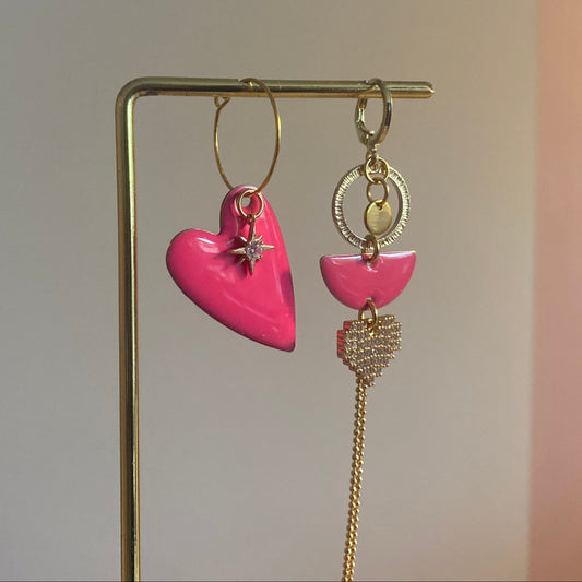 Asymmetrisch paar met links een emaille hart en rechts 14K vergulde bedels en zirkonia afgewisseld met een emaille bedel in fuchsiaroze