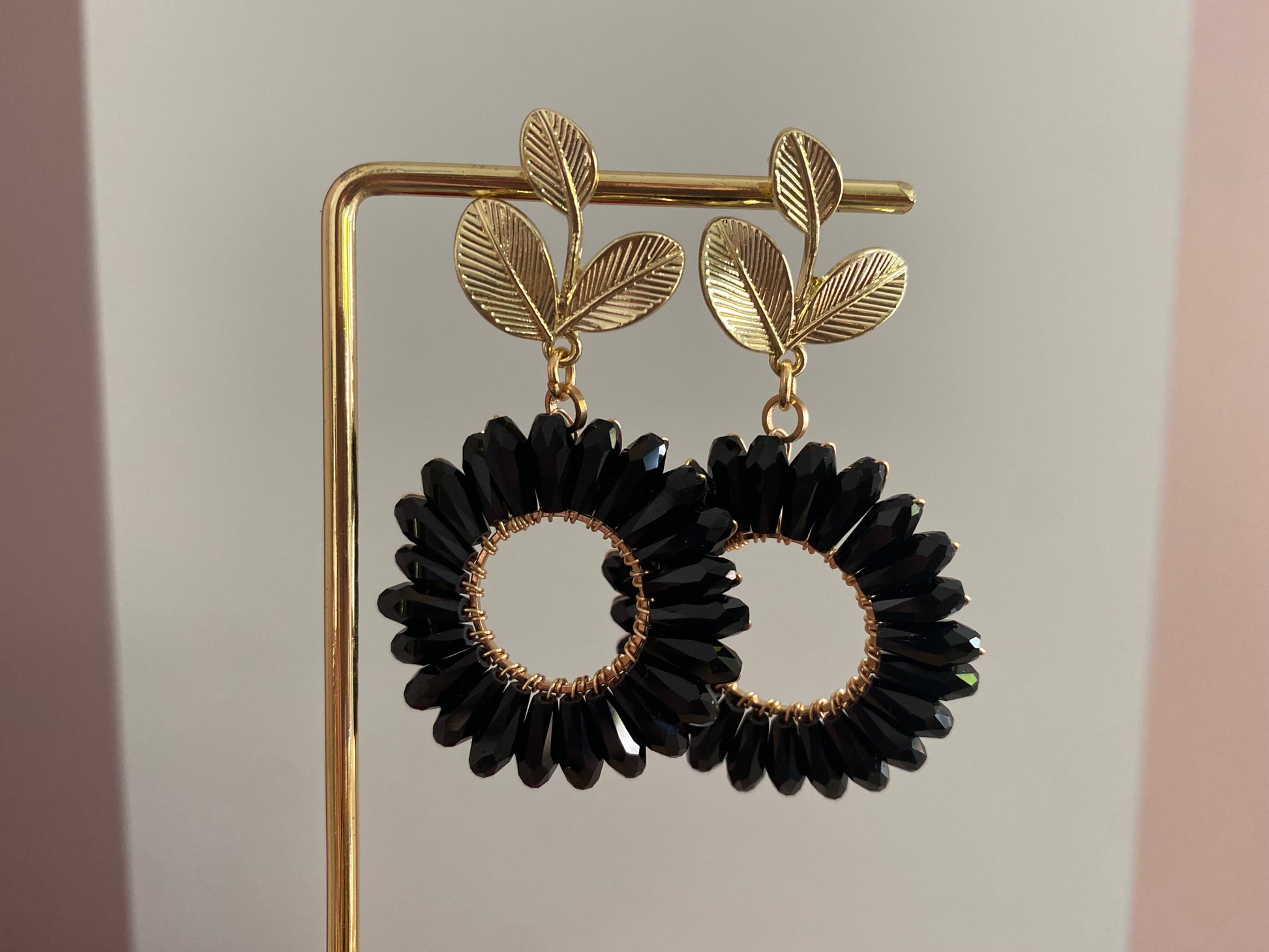 Statement bloem oorbellen met 14K vergulde blad stekers en een bloemachtige hanger in zwart