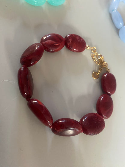Verstelbare armband van wijnrode acryl kralen met 14K vergulde sluiting
