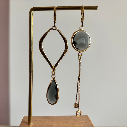 Asymmetrisch handgemaakt paar met 14k vergulde gehamerde gouden druppel, grijze glasbedels en zirkonia strengetje