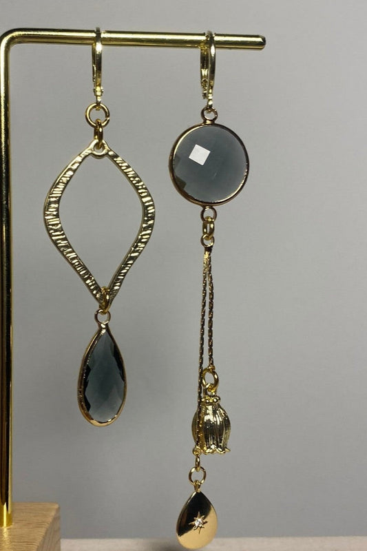 Asymmetrisch handgemaakt paar met 14k vergulde gehamerde gouden druppel, grijze glasbedels en een hangend tulpje