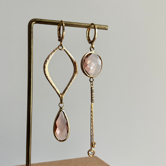 Lange goudkleurige asymmetrische hangoorbellen Floor van 7 en 10 cm met champagne glasbedels en gehamerde details.
