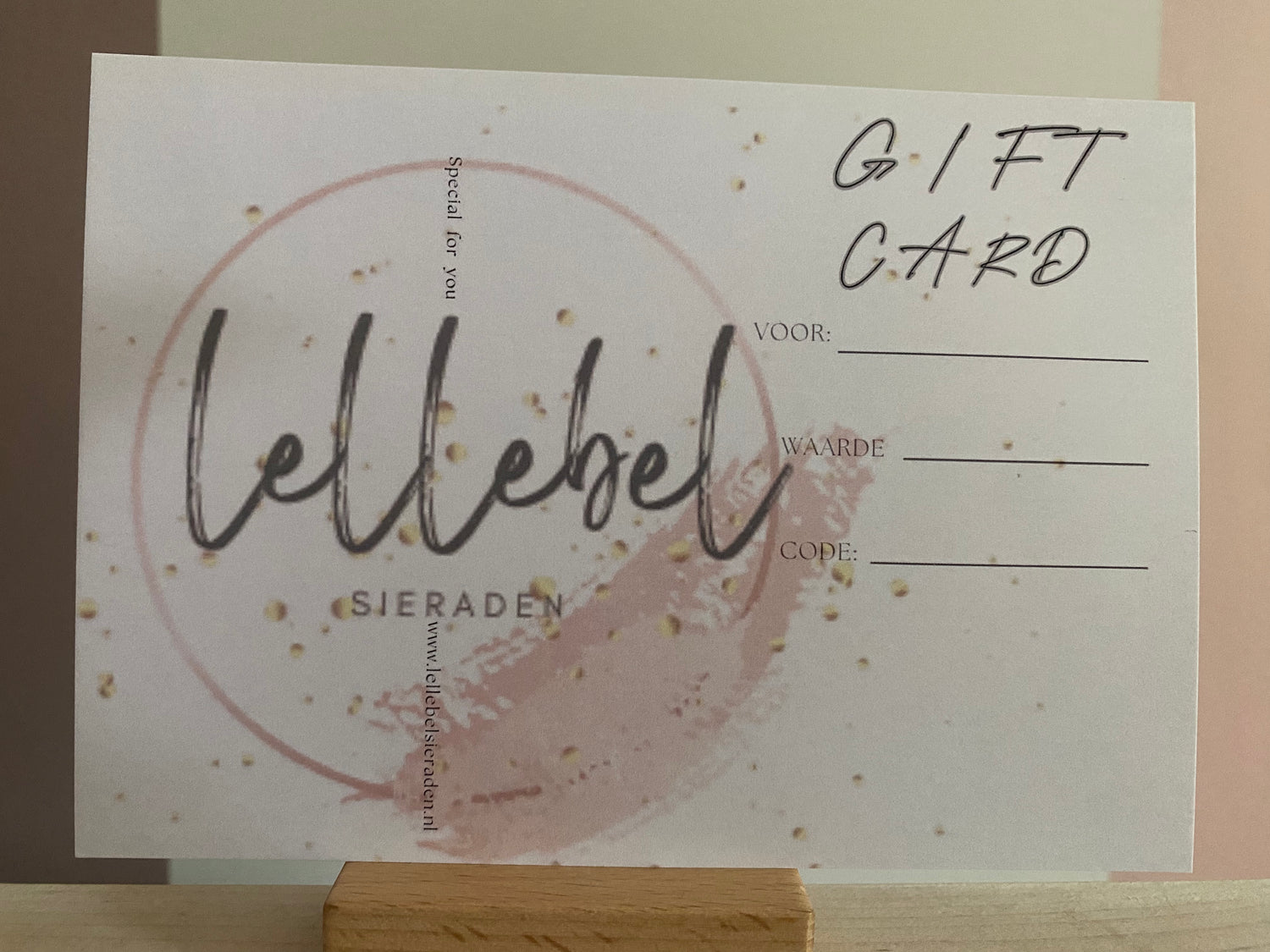 Een foto van de Lellebel Sieraden giftcard. Je kunt deze fysieke cadeaubon bestellen in de varianten: 15, 20, 25 en 30 euro. Meerdere giftcards combineren kan ook. Je krijgt de giftcard leuk verpakt opgestuurd.