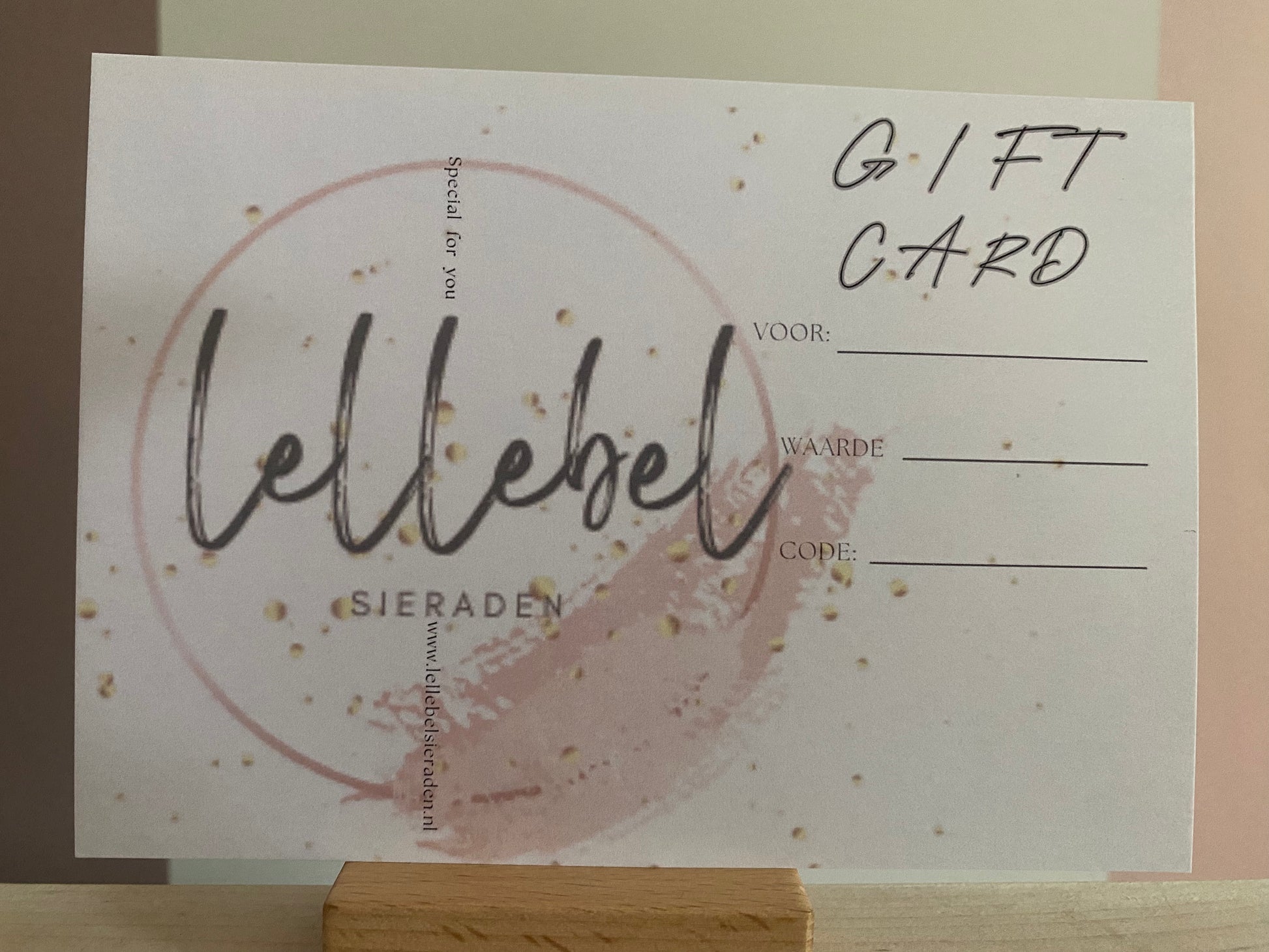 Een foto van de Lellebel Sieraden giftcard. Je kunt deze fysieke cadeaubon bestellen in de varianten: 15, 20, 25 en 30 euro. Meerdere giftcards combineren kan ook. Je krijgt de giftcard leuk verpakt opgestuurd.
