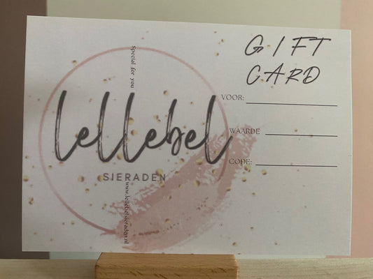 Een foto van de Lellebel Sieraden giftcard. Je kunt deze fysieke cadeaubon bestellen in de varianten: 15, 20, 25 en 30 euro. Meerdere giftcards combineren kan ook. Je krijgt de giftcard leuk verpakt opgestuurd.