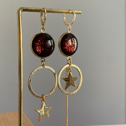 Feestelijke 14k vergulde oorbellen met glitter cabochon, gehamerde ringen en sterdetails — sprankelend en elegant ontwerp.