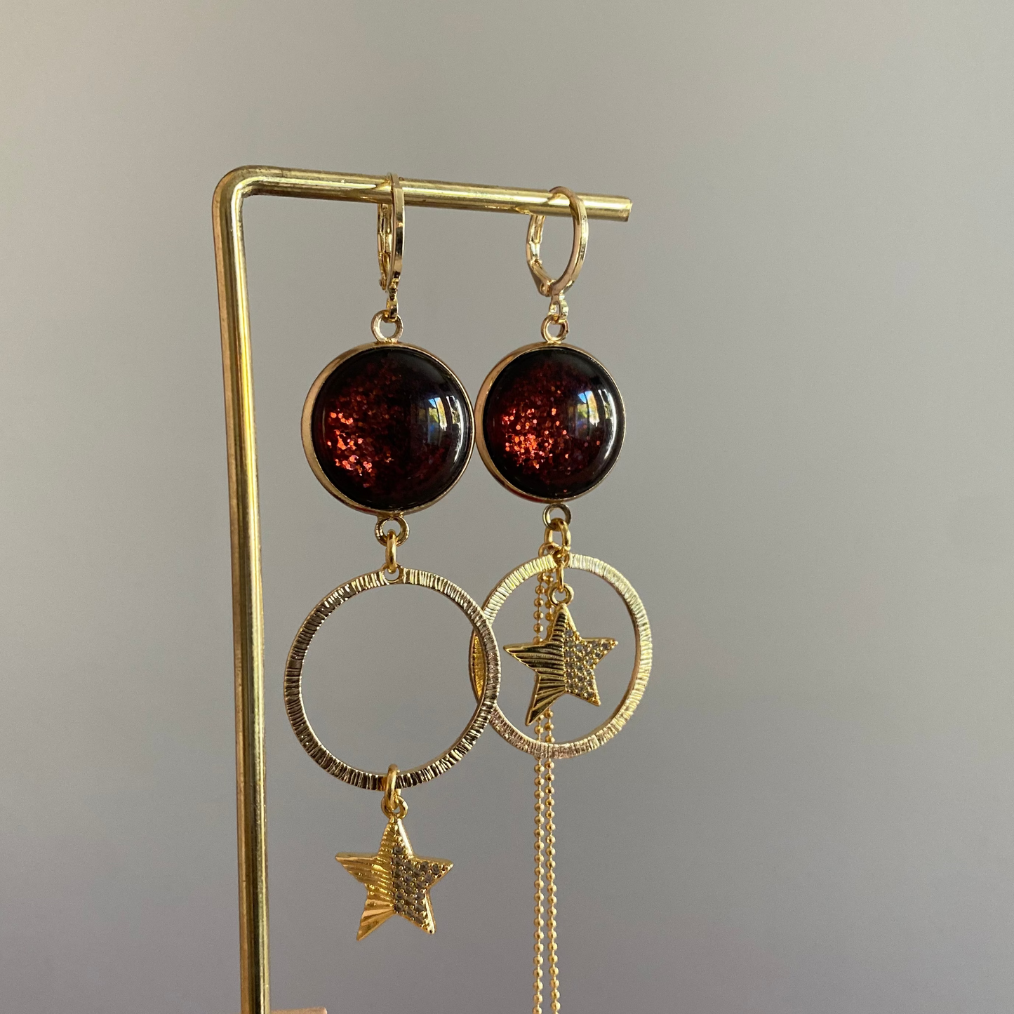 Feestelijke 14k vergulde oorbellen met glitter cabochon, gehamerde ringen en sterdetails — sprankelend en elegant ontwerp.Feestelijke 14k vergulde oorbellen met glitter cabochon, gehamerde ringen en sterdetails — sprankelend en elegant ontwerp.