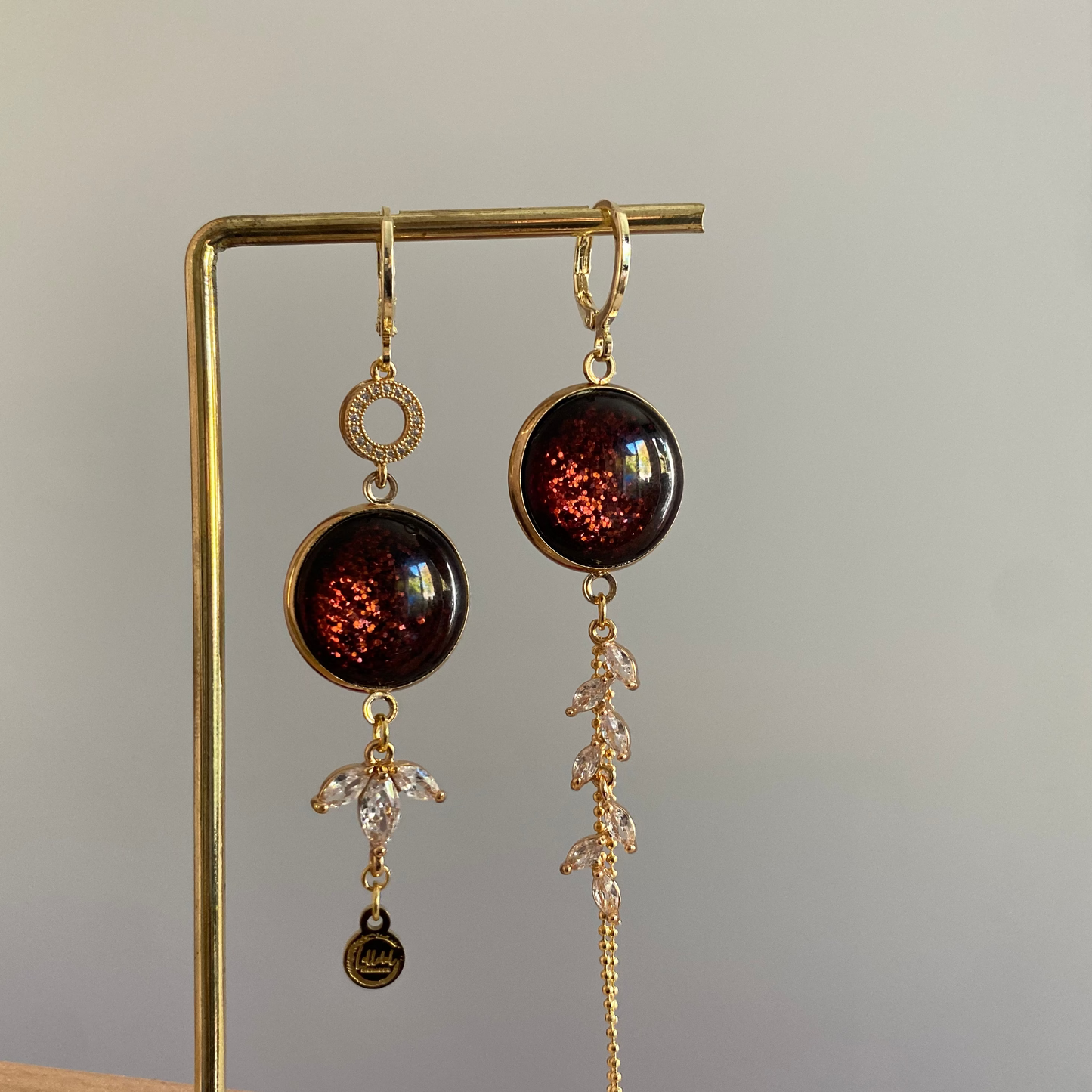 Asymmetrische 14k vergulde oorbellen met glitter cabochon, grijze natuursteen en zirkonia bladjes — feestelijke en verfijnde uitstraling