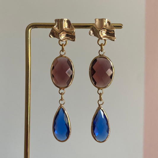 Oorsteker met gewrongen look, bordeauxrode ovale glasbedel en felblauwe druppelvormige glasbedel