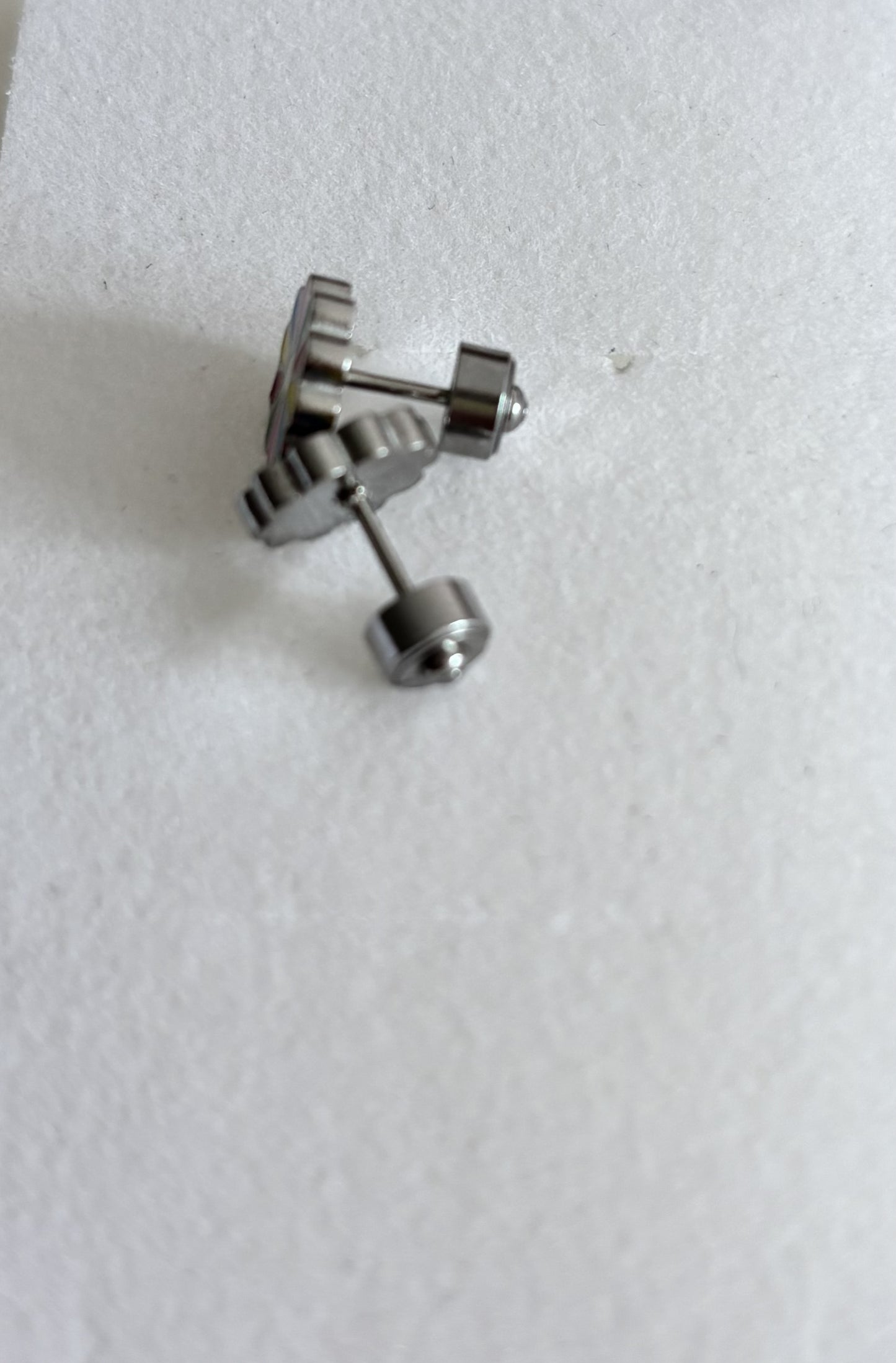 Hypoallergene stainless steel kinderoorbellen Eefje voorzien van afgevlakte dopjes tegen prikkende pinnetjes.