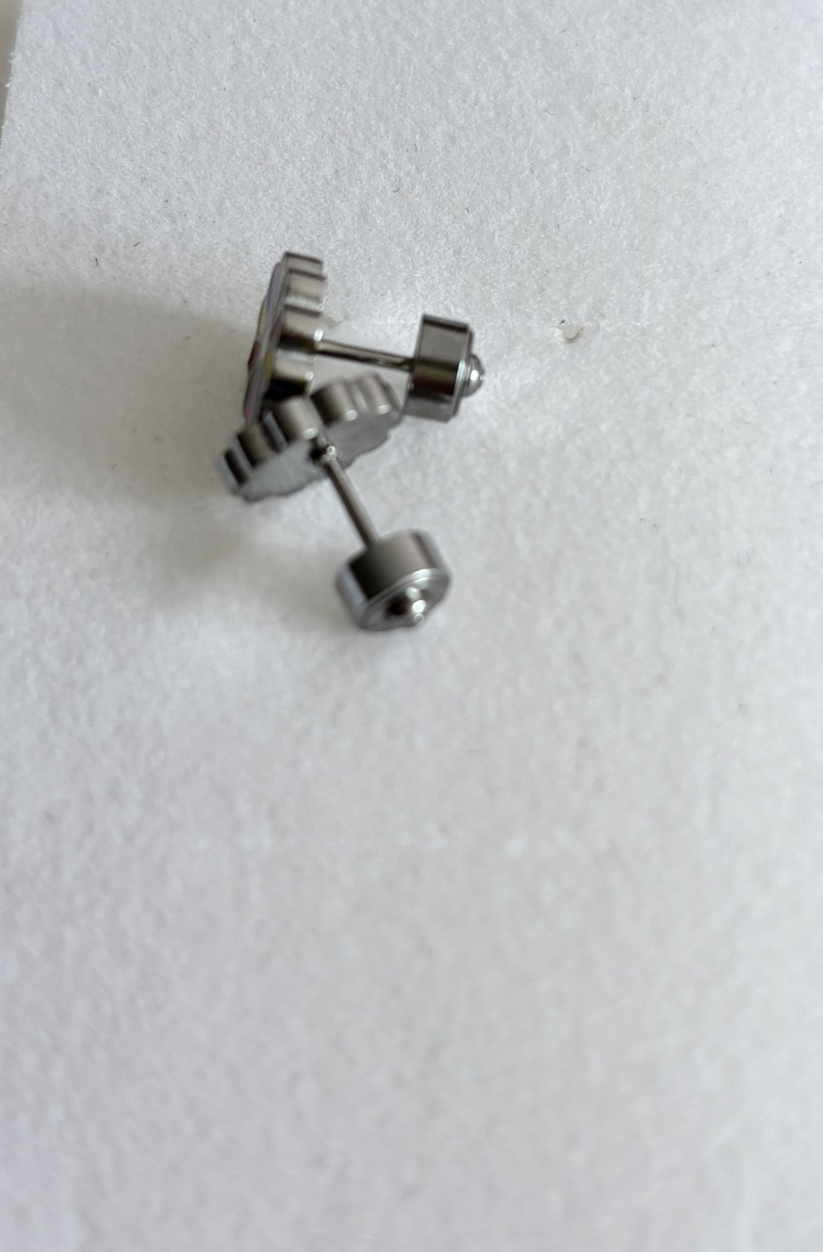 Hypoallergene stainless steel kinderoorbellen Eefje voorzien van afgevlakte dopjes tegen prikkende pinnetjes.