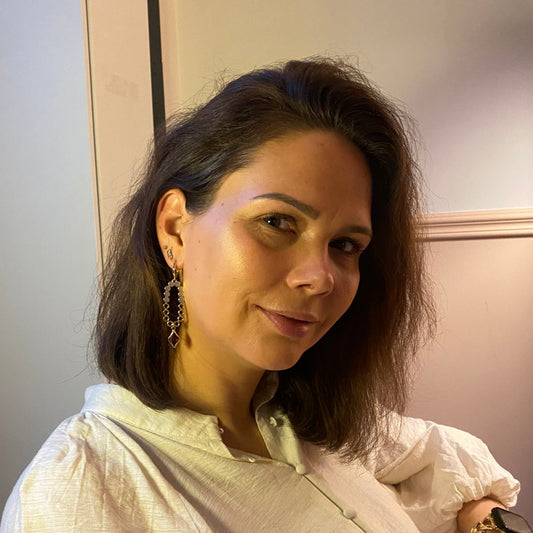 Model met Handgemaakte 14k vergulde Lellebel oorbellen "Honingraat Jill" met onderaan de vergulde hanger een glasbedel 