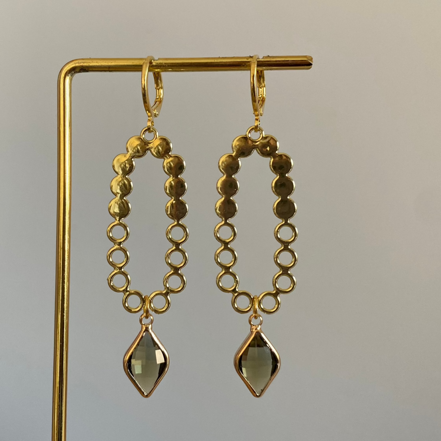 Handgemaakte 14k vergulde Lellebel oorbellen "Honingraat Jill" in de kleur taupe.