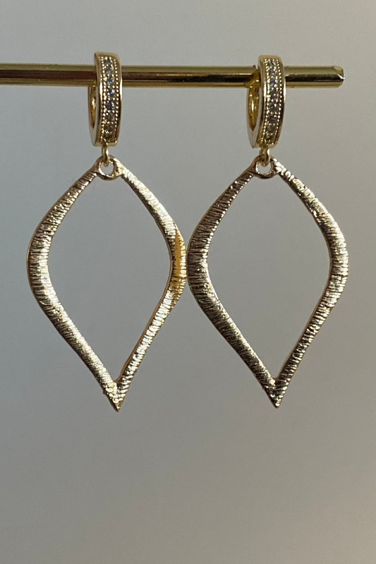Vergulde gouden 14K oorbellen met zirkonia creolen en gehamerde hangers