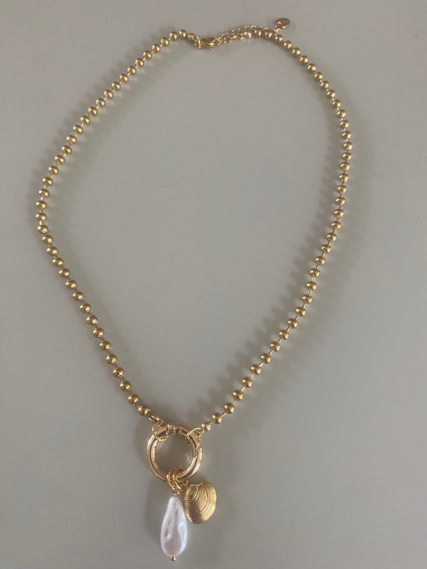 Hoogwaardige Stainless steel gouden bolletjesketting met bedel mogelijkheid  parel en schelpbedel