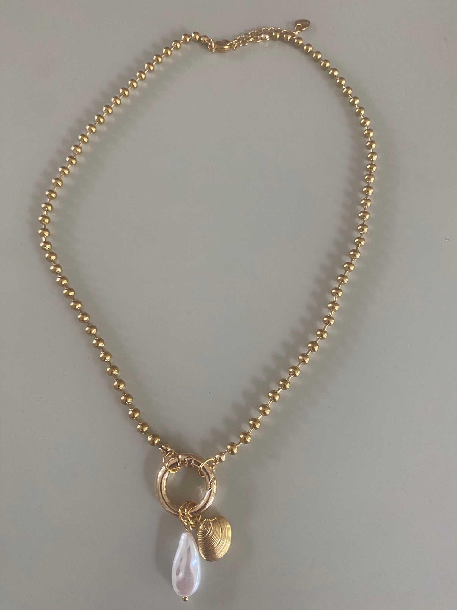 Hoogwaardige Stainless steel gouden bolletjesketting met bedel mogelijkheid  parel en schelpbedel