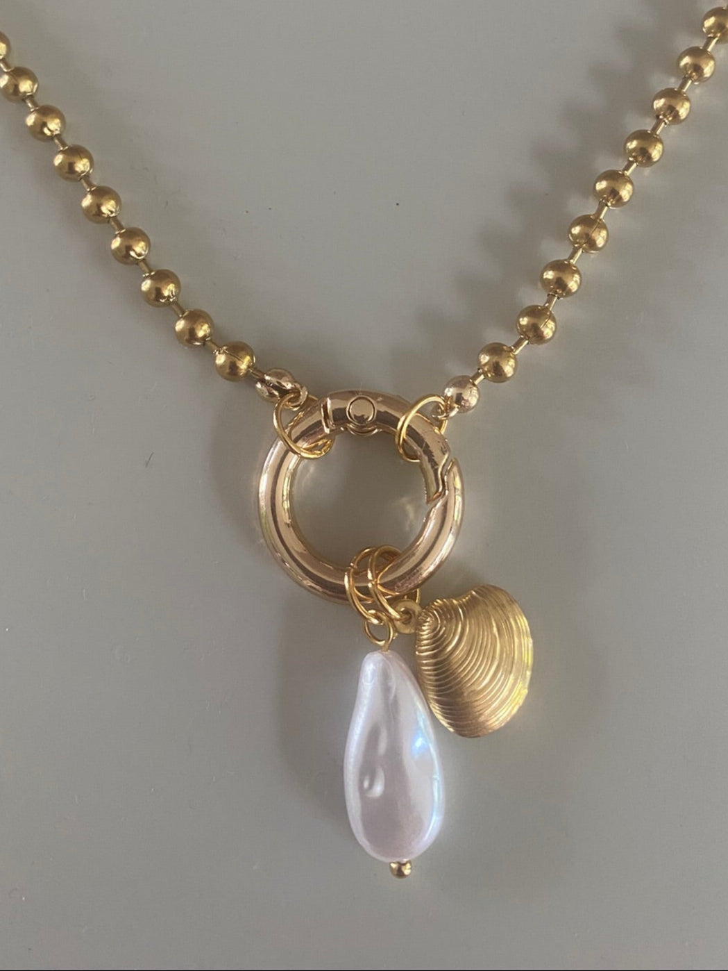 Hoogwaardige Stainless steel gouden bolletjesketting met bedel mogelijkheid  parel en schelpbedel