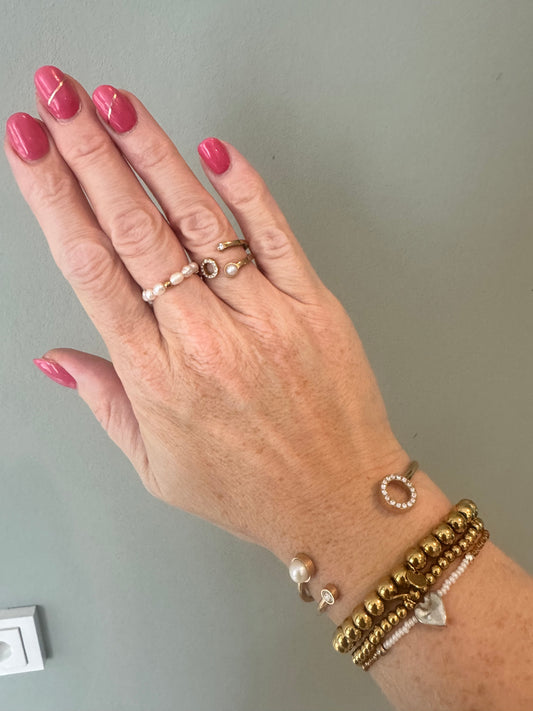 Model hand met zoetwaterparel stretch ring met RVS bolletje.