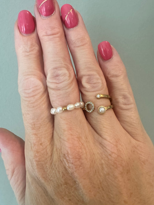 Model hand met zoetwaterparel stretch ring met RVS bolletje.