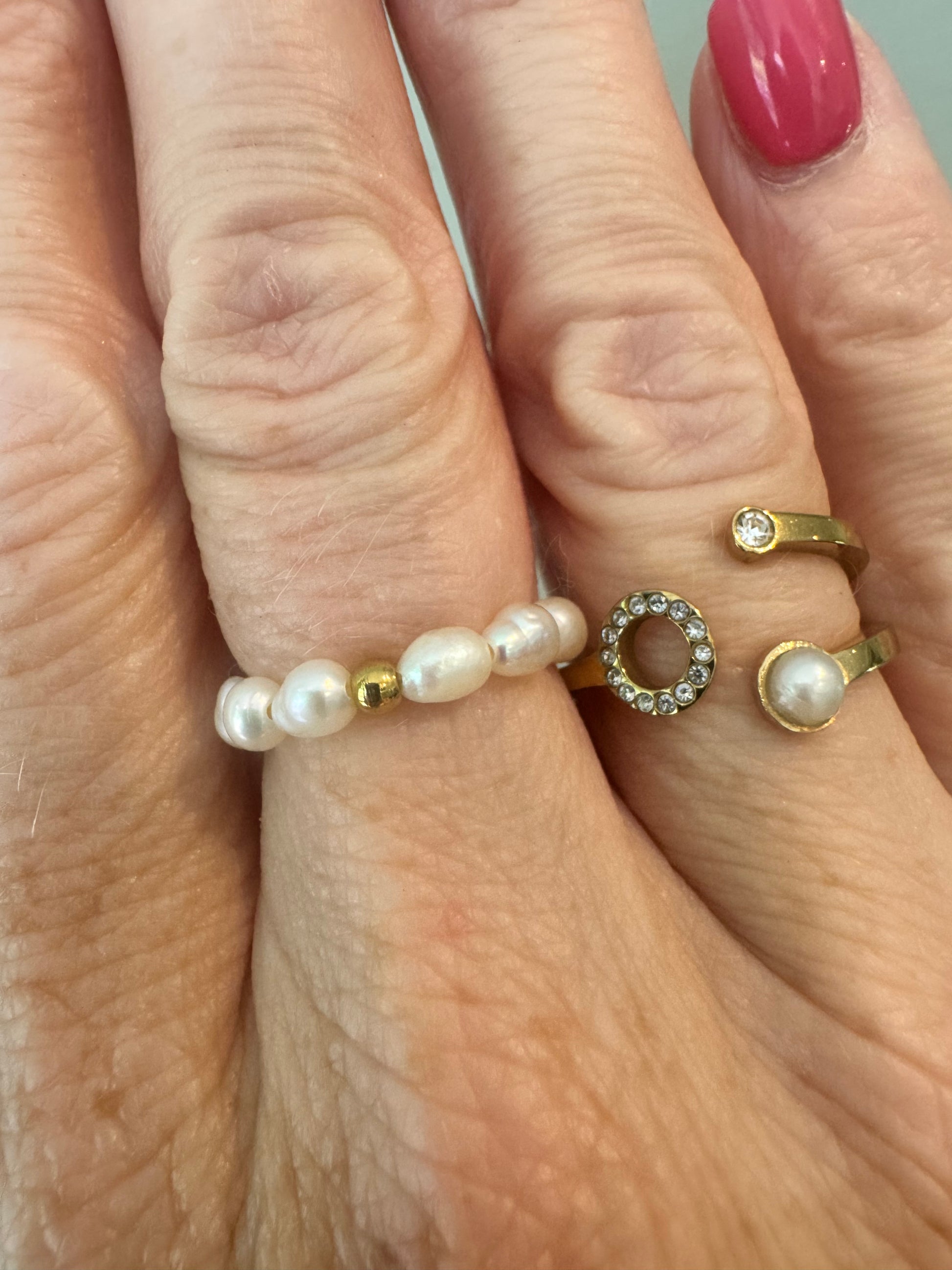 Detail van zoetwaterparel stretch ring met RVS bolletje.