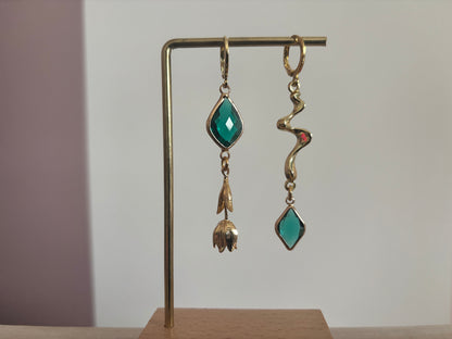 Asymmetrische 14k vergulde oorbellen 'Jade' met smaragdgroene stenen, een hanger in de vorm van een tulp en een gouden golvende bedel