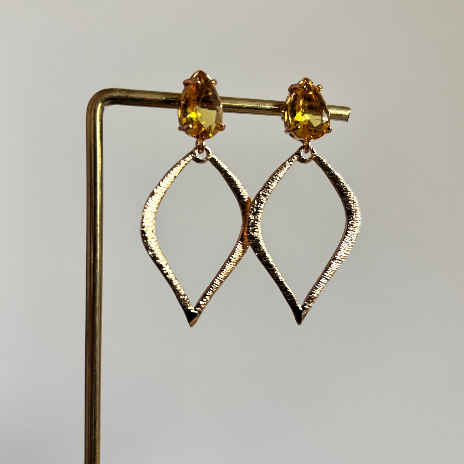 Vergulde gouden 14K oorbellen met zirkonia gele oorstekers en gehamerde hangers