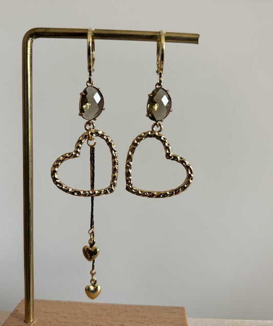 Asymmetrische gouden oorbellen Jet met gehamerde harten en taupe glas.