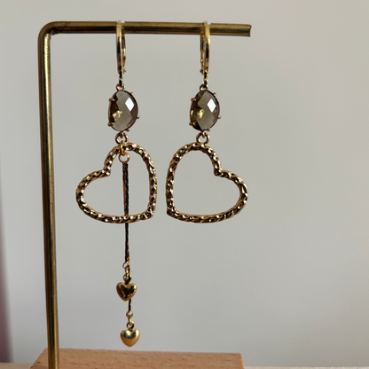 Asymmetrische gouden oorbellen Jet met gehamerde harten en taupe glas.