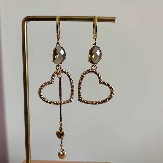 Asymmetrische gouden oorbellen Jet met gehamerde harten en taupe glas.