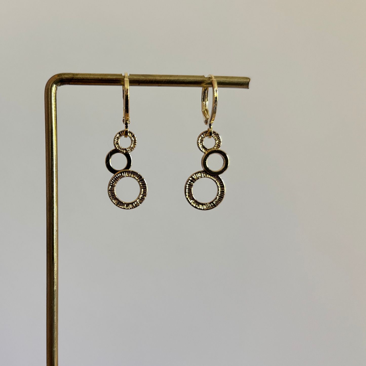 Oorbellen met drie ronde bedels in gehamerde en gladde afwerking, ca. 2,5 cm