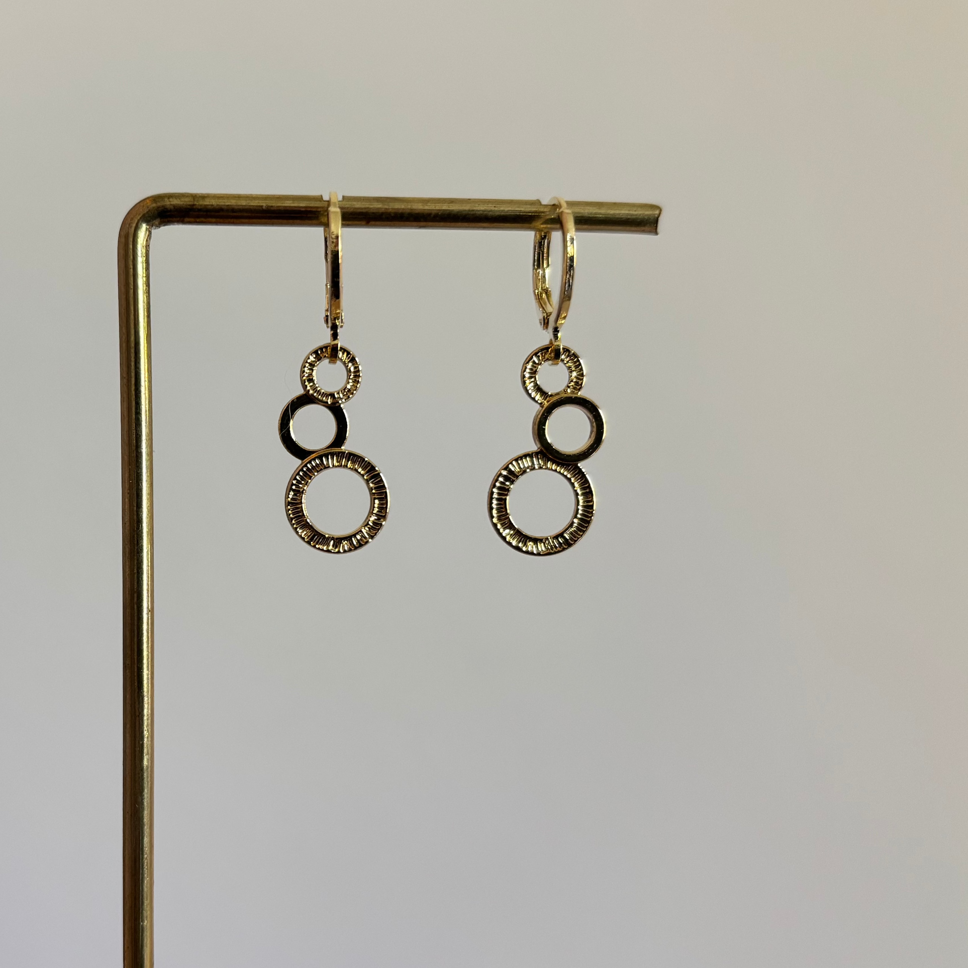 Oorbellen met drie ronde bedels in gehamerde en gladde afwerking, ca. 2,5 cm