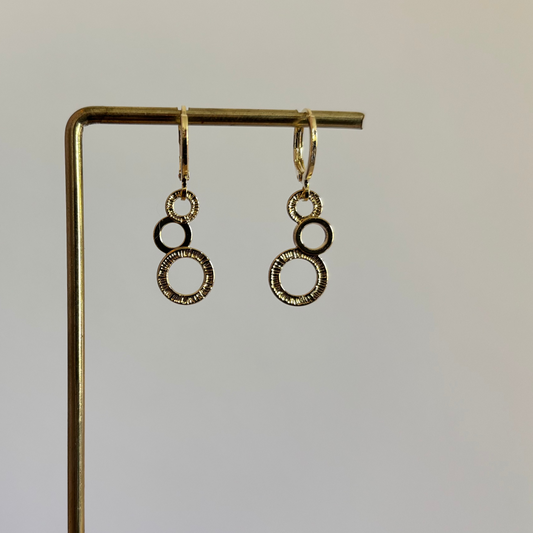 Oorbellen met drie ronde bedels in gehamerde en gladde afwerking, ca. 2,5 cm