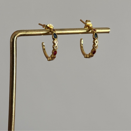 Minimalistische 14K vergulde zilveren oorringen ingelegd met kleurrijke zirkonia steentjes.