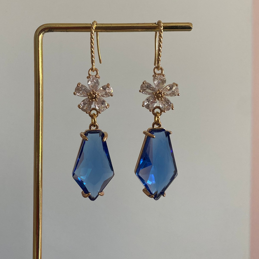 Oorbellen met felblauwe vijfhoekige glasbedel, zirkonia bloemetje en 14k verguld oorhaakje