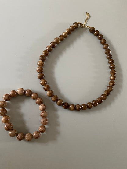 Ketting met gemêleerde chocoladebruine 12 mm kralen, lengte 45 + 5 cm, trendy ontwerp met bijpassende armband.