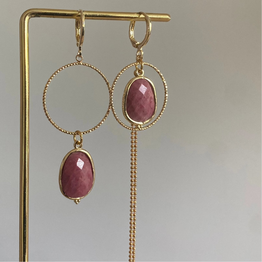 Asymmetrisch paar met rodoniet of labradoriet natuurstenen bedels en 14K vergulde gouden hangers.