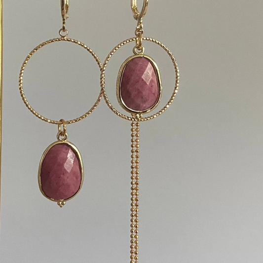Asymmetrisch paar met rodoniet of labradoriet natuurstenen bedels en 14K vergulde gouden hangers.