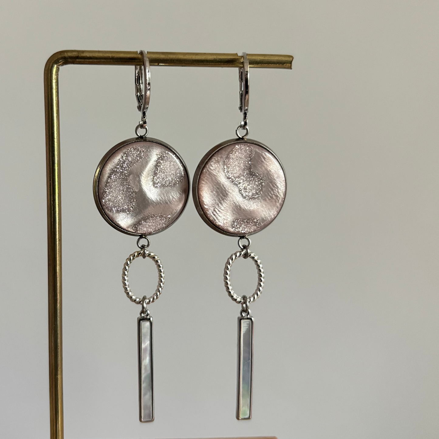Zilveren oorbellen met vintage roze cabochon bedel en shell staafje