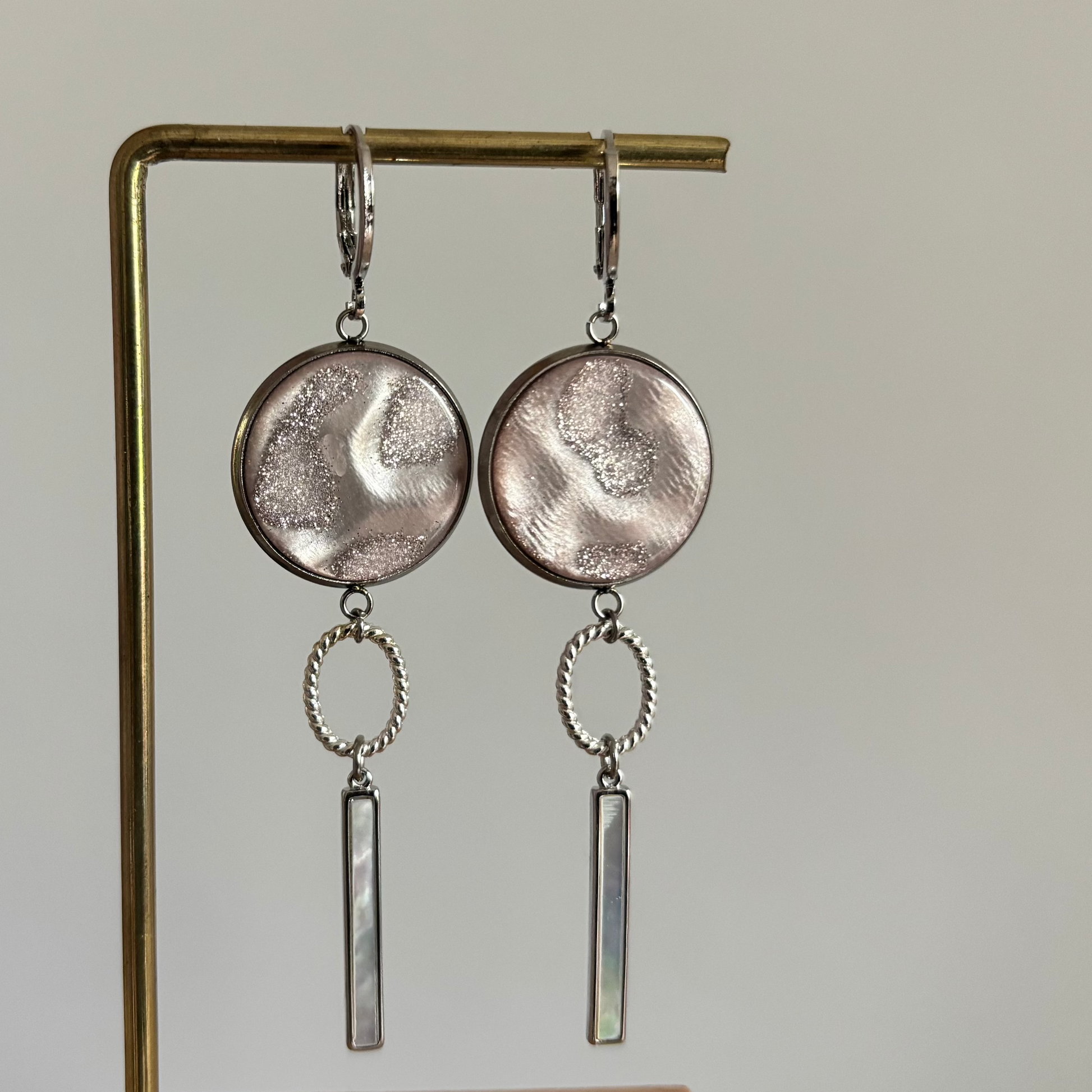 Zilveren oorbellen met vintage roze cabochon bedel en shell staafje