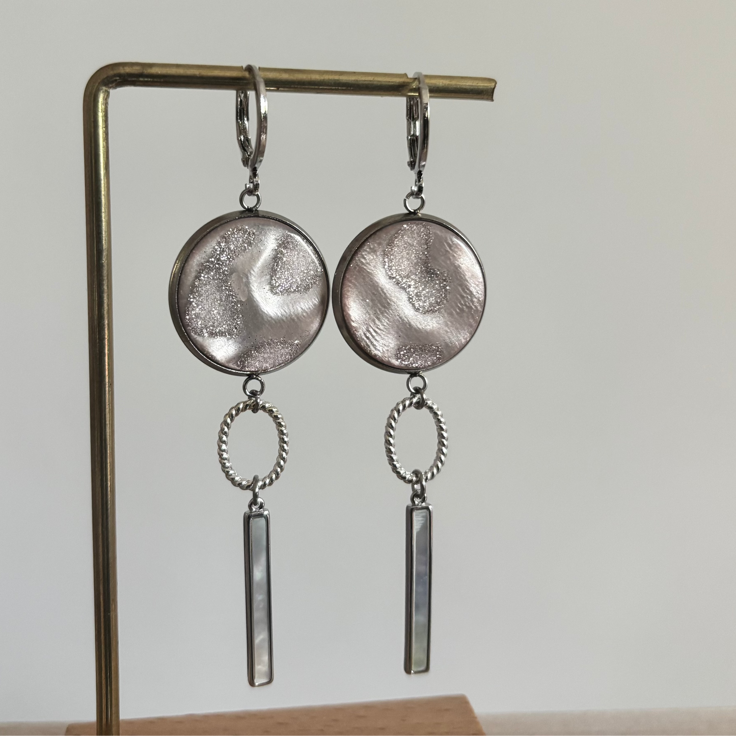 Zilveren oorbellen met vintage roze cabochon bedel en shell staafje