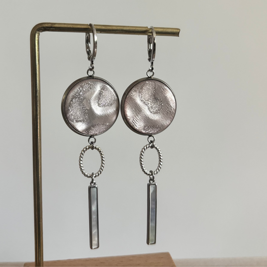 Zilveren oorbellen met vintage roze cabochon bedel en shell staafje