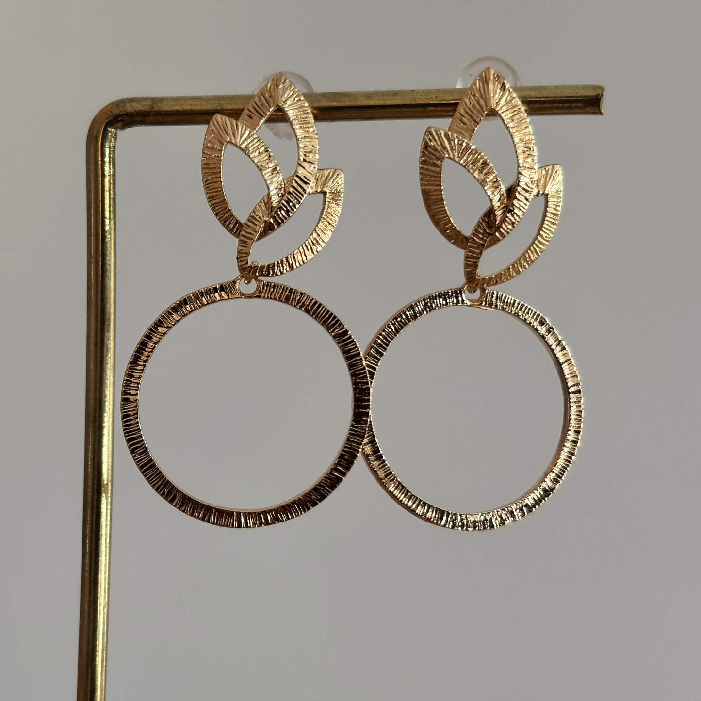 14k vergulde oorbellen met open blad steker en gehamerde ring, circa 4 cm lang.