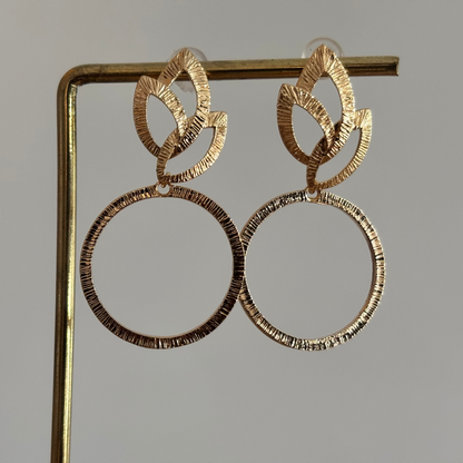 14k vergulde oorbellen met open blad steker en gehamerde ring, circa 4 cm lang.