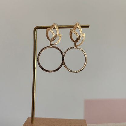 14k vergulde oorbellen met open blad steker en gehamerde ring, circa 4 cm lang.